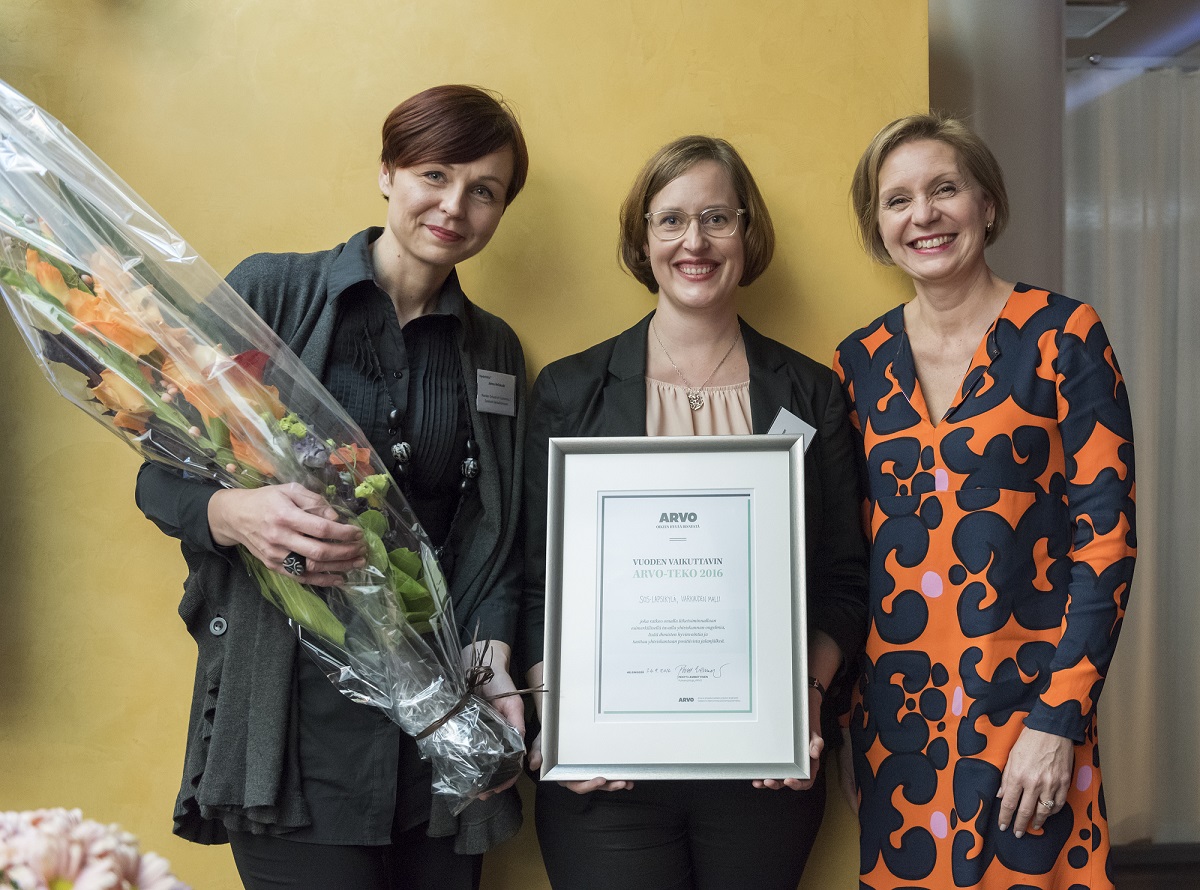 SOS-Lapsikylän toimitusjohtaja Marja Pajulahti (oik.), kehitysjohtaja Kati Palsanen ja Varkauden mallin kehittämisessä mukana ollut konsultti Jonna Heliskoski iloitsivat ARVO-teko-palkinnon voitosta.