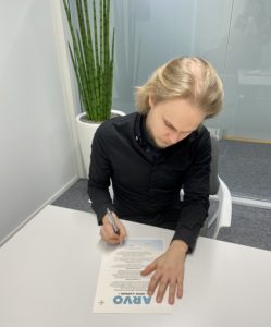 Sami Hakkarainen allekirjoittaa Arvo-lupauksen