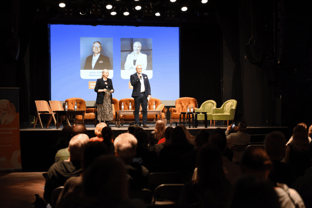 Suvi Tuomala ja Juha-Erkki Mäntyniemi lavalla
